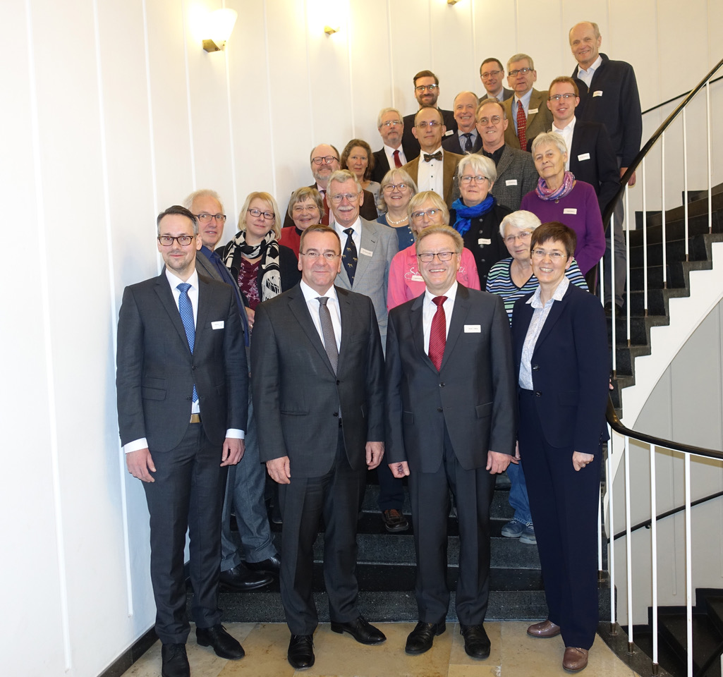 Minister Boris Pistorius (2.v.l.) mit Heiner J. Willen (2.v.r.) und weiteren Mitgliedern der Niedersächsischen Härtefallkommission.  Foto: Niedersächsisches Ministerium für Inneres und Sport