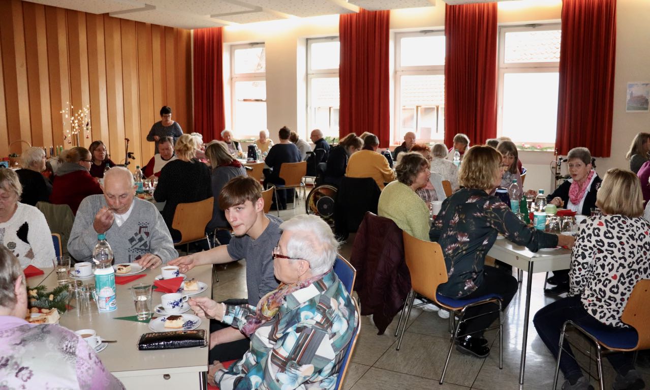 Etwa 60 Tagesgäste und ihre Angehörigen genießen Kaffee und Kuchen in angenehmer Atmosphäre. | Foto: Caritas