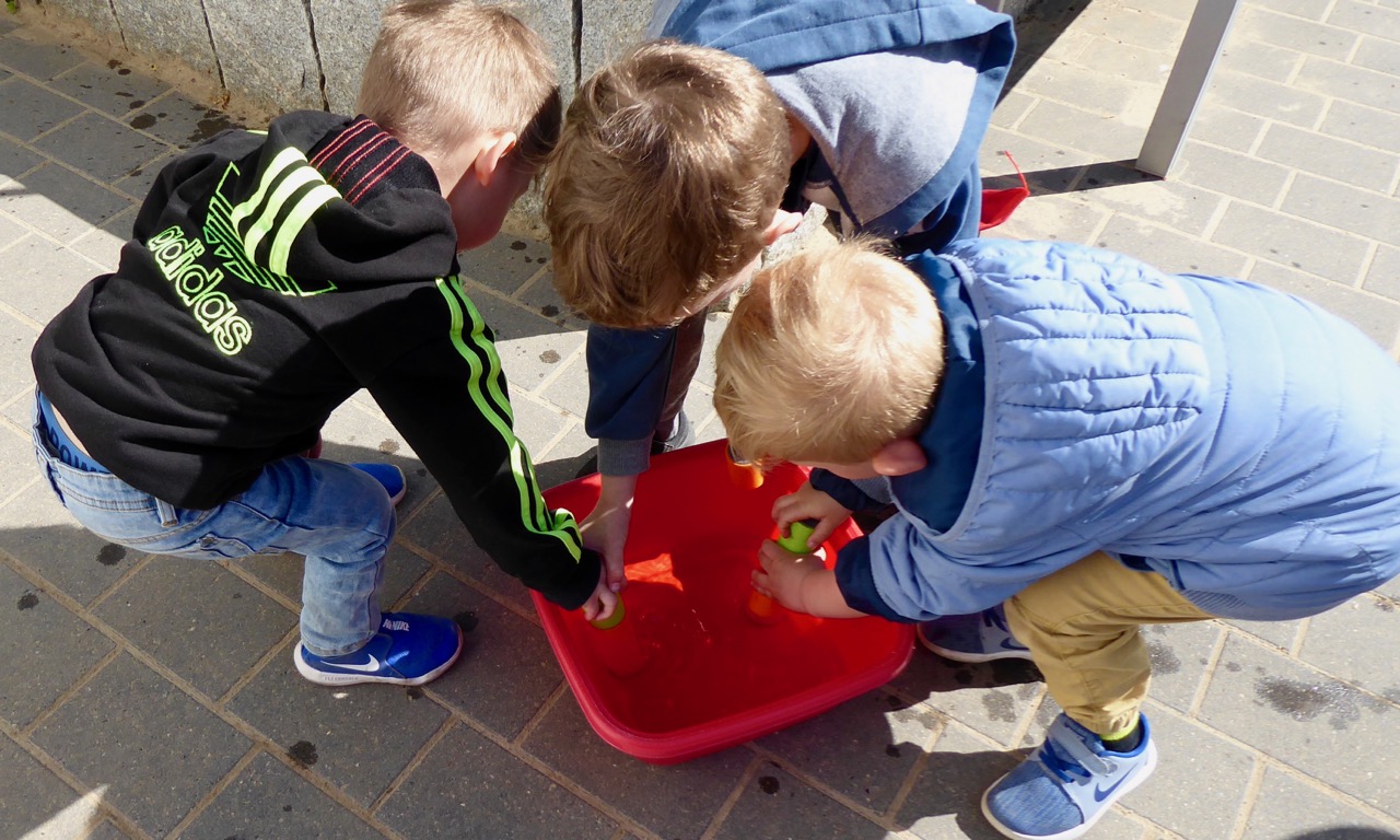 Selbst für Spiele mit Wasser war das Wetter schon warm genug. | Foto: Caritas