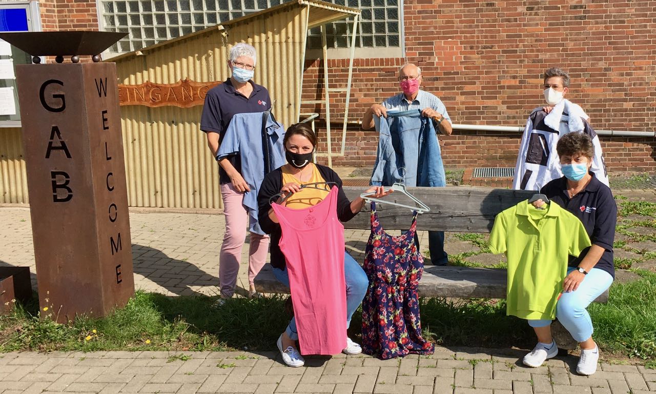 Freuen sich auf den gemeinsamen Sonderverkauf am 30. September (v.l.): Martina Mumdey (DRK), Corinna Jacobi (Caritas), Peter van der Grinten (Caritas), Alexandra Steinert (GAB) und Doris Remin (DRK). | Foto: Caritas