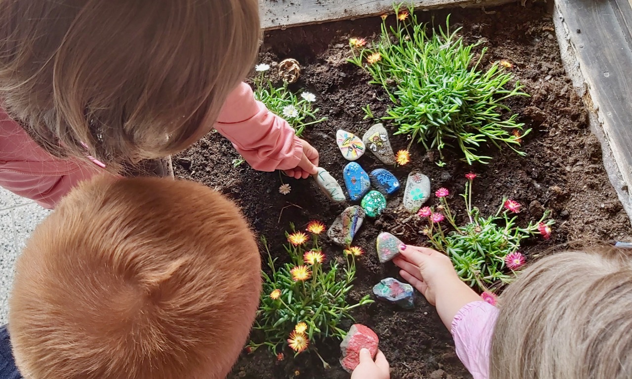 Die Steine erinnern daran, dass zahlreiche Kinder noch Zuhause bleiben müssen. | Foto: Caritas