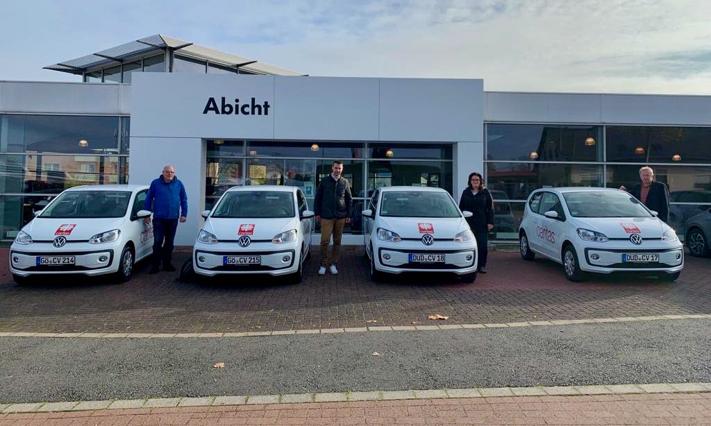 Tobias Quentin (2.v.l.) übergab die neuen Caritasfahrzeuge an Klaus Deppener, Manuela Kunze und Gerd Hegerkamp (v.l.). | Foto: Caritas