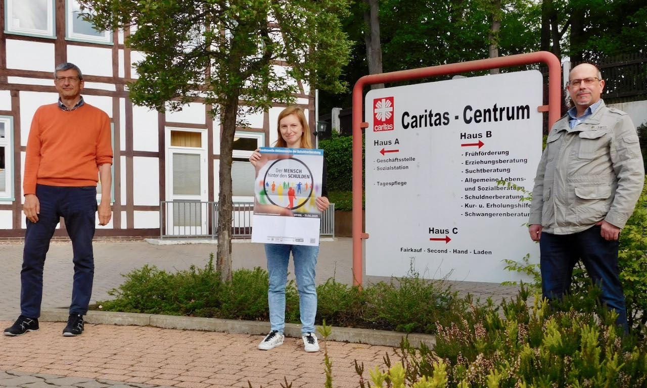 „Kinder besser vor Verschuldung schützen“ fordert die Caritas-Schuldnerberatung mit (v.l.) Thomas Pohl, Tina Hallemann und Michael Seifert. | Foto: Caritas Südniedersachsen