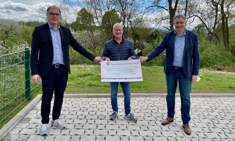 Bei der Spendenübergabe in Gieboldehausen (v.l.): Holger Gatzenmeyer, Holger Kwoczek, Ralf Regenhardt. | Foto: Caritas Südniedersachsen