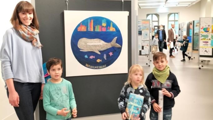 Freude über den Gewinn: Antonia Bode mit Kita-Kindern im Forum Wissen. | Foto: Caritas