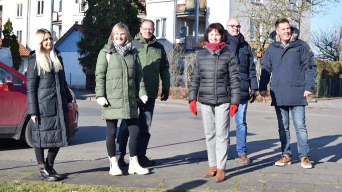 Gemeinsamer Rundgang im Quartier (v.l.): Caritas-Mitarbeiterinnen Nicole Begunov und Anna Holland, Holger Schröder (Abteilungsleiter Kultur, Bildung, Sport, Stadt Northeim), Mathilde Henke (Leitung Caritas-Centrum Northeim), Bürgermeister Simon Hartmann und Arthur Lutsch (Geschäftsführer Wohnen in Northeim). | Foto: Johannes Broermann / cps
