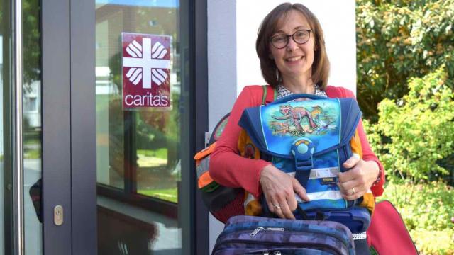 Maria Weiss sammelt gut erhaltene Schultaschen, um sie an Familien mit geringem Einkommen weiterzugeben. | Foto: Caritas  Maria Weiss sammelt gut erhaltene Schultaschen, um sie an Familien mit geringem Einkommen weiterzugeben. | Foto: Caritas