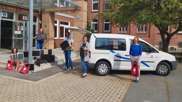 Henrike Unverfehrt-Köhn (v.l.), Anne-Kathrin Freckmann und Carsten Pfeiffenbrink freuen sich mit Isabel Lubojanski und Maria Weiss von der Caritas über gespendete Computer zur Weitergabe an Familien mit Kindern im Homeschooling. Die Aktion erhielt beim Elisabethpreis 2021 einen 3. Preis. | Foto: Caritas Südniedersachsen