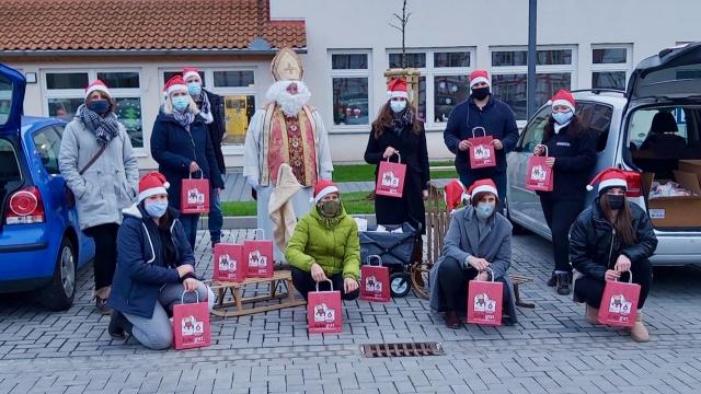 Der Nikolaus hatte 2020 in Duderstadt zahlreiche Helferinnen und Helfer. Das Engagement wurde beim Elisabethpreis 2021 mit einem 3. Preis gewürdigt. | Foto: Caritas Südniedersachsen