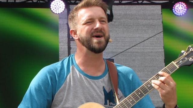 Kinderliedermacher Mathi aus Niederorschel: „der Mann mit der Gitarre und mit dem mit Abstand breitesten Grinsen“. Kinderliedermacher Mathi aus Niederorschel: „der Mann mit der Gitarre und mit dem mit Abstand breitesten Grinsen“.