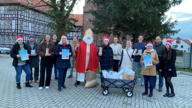 Zahlreiche Helferinnen und Helfer waren mit dem Nikolaus in Duderstadt unterwegs. Zahlreiche Helferinnen und Helfer waren mit dem Nikolaus in Duderstadt unterwegs.