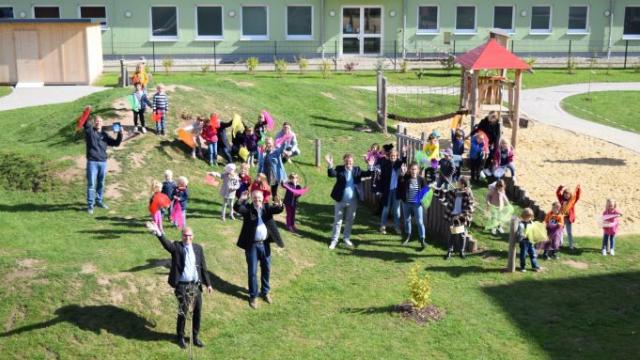 Jubelten gemeinsam mit Bürgermeister Thorsten Feike (Mitte): Kinder und Mitarbeitende im Inklusiven Campus Duderstadt sowie die Caritas-Vorstände Holger Gatzenmeyer (l.) und Ralf Regenhardt (2. v.l.) freuen sich über den Gewinn des Sonderpreises „Integration und Soziales“ beim Innovationspreis 2021 des Landkreises Göttingen. | Foto: Broermann / Caritas Jubelten gemeinsam mit Bürgermeister Thorsten Feike (Mitte): Kinder und Mitarbeitende im Inklusiven Campus Duderstadt sowie die Caritas-Vorstände Holger Gatzenmeyer (l.) und Ralf Regenhardt (2. v.l.) freuen sich über den Gewinn des Sonderpreises „Integration und Soziales“ beim Innovationspreis 2021 des Landkreises Göttingen. | Foto: Broermann / Caritas