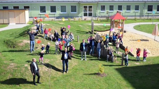 Jubelten gemeinsam mit Bürgermeister Thorsten Feike (Mitte): Kinder und Mitarbeitende im Inklusiven Campus Duderstadt sowie die Caritas-Vorstände Holger Gatzenmeyer (l.) und Ralf Regenhardt (2. v.l.) freuen sich über den Gewinn des Sonderpreises „Integration und Soziales“ beim Innovationspreis 2021 des Landkreises Göttingen. | Foto: Broermann / Caritas Jubelten gemeinsam mit Bürgermeister Thorsten Feike (Mitte): Kinder und Mitarbeitende im Inklusiven Campus Duderstadt sowie die Caritas-Vorstände Holger Gatzenmeyer (l.) und Ralf Regenhardt (2. v.l.) freuen sich über den Gewinn des Sonderpreises „Integration und Soziales“ beim Innovationspreis 2021 des Landkreises Göttingen. | Foto: Broermann / Caritas