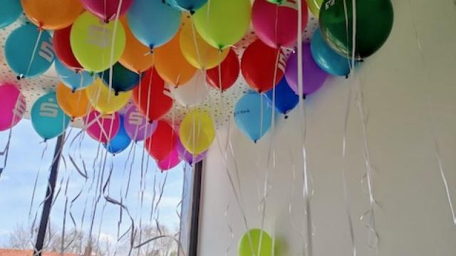 „Wir brauchen ein besseres KiTa-Gesetz, jetzt!“: bunte Luftaballons wurden mit Helium gefüllt, um mit den Forderungen der Eltern in den Himmel zu steigen. | Foto: Ines Kramer „Wir brauchen ein besseres KiTa-Gesetz, jetzt!“: bunte Luftaballons wurden mit Helium gefüllt, um mit den Forderungen der Eltern in den Himmel zu steigen. | Foto: Ines Kramer