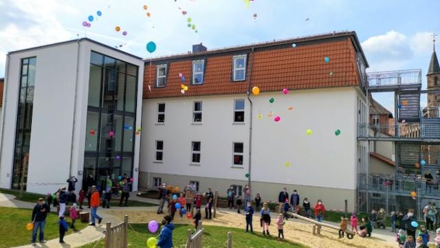 „Wir brauchen ein besseres KiTa-Gesetz, jetzt!“: bunte Luftaballons steigen mit den Forderungen der Eltern in den Himmel. | Foto: Ines Kramer „Wir brauchen ein besseres KiTa-Gesetz, jetzt!“: bunte Luftaballons steigen mit den Forderungen der Eltern in den Himmel. | Foto: Ines Kramer