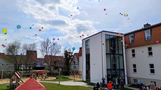 „Wir brauchen ein besseres KiTa-Gesetz, jetzt!“: bunte Luftaballons steigen mit den Forderungen der Eltern in den Himmel. | Foto: Ines Kramer „Wir brauchen ein besseres KiTa-Gesetz, jetzt!“: bunte Luftaballons steigen mit den Forderungen der Eltern in den Himmel. | Foto: Ines Kramer