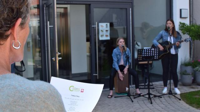 Campus-Song von und mit Sophia Schimanski (l.) und Jolina Zelt.