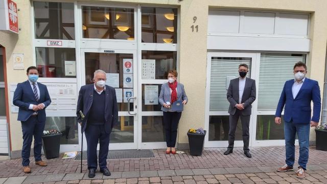 Waren bei der Feierstunde dabei (v.l.): Kreisrat Marcel Riethig, Ehrenlandrat Lothar Koch, Lydia Ballhausen, Propst Thomas Berkefeld und Bürgermeister Thorsten Feike. | Foto: Riemekasten-Remy / Caritas Waren bei der Feierstunde dabei (v.l.): Kreisrat Marcel Riethig, Ehrenlandrat Lothar Koch, Lydia Ballhausen, Propst Thomas Berkefeld und Bürgermeister Thorsten Feike. | Foto: Riemekasten-Remy / Caritas