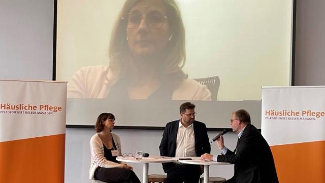 Podiumsdiskussion zur „Berliner Erklärung“ mit (von links) Nadine-Michèle Szepan, Leiterin der Abteilung Pflege im AOK-Bundesverband, Moderator Lukas Sander (Häusliche Pflege) und dem wig-Gründungsvorsitzenden Claudius Hasenau. Live zugeschaltet wurde die frisch gewählte FDP-Bundestagsabgeordnete Kristine Lütke, die mit ihrer Familie in Roth/Bayern die Seniorenbetreuung und -pflege „bei St. Otto“ betreibt. | Foto: wig  Podiumsdiskussion zur „Berliner Erklärung“ mit (von links) Nadine-Michèle Szepan, Leiterin der Abteilung Pflege im AOK-Bundesverband, Moderator Lukas Sander (Häusliche Pflege) und dem wig-Gründungsvorsitzenden Claudius Hasenau. Live zugeschaltet wurde die frisch gewählte FDP-Bundestagsabgeordnete Kristine Lütke, die mit ihrer Familie in Roth/Bayern die Seniorenbetreuung und -pflege „bei St. Otto“ betreibt. | Foto: wig