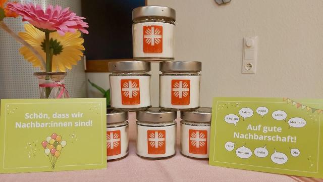 Vorbereitet zum Verteilen in der Nachbarschaft: Kerzen und Postkarten. | Foto: Riemekasten-Remy