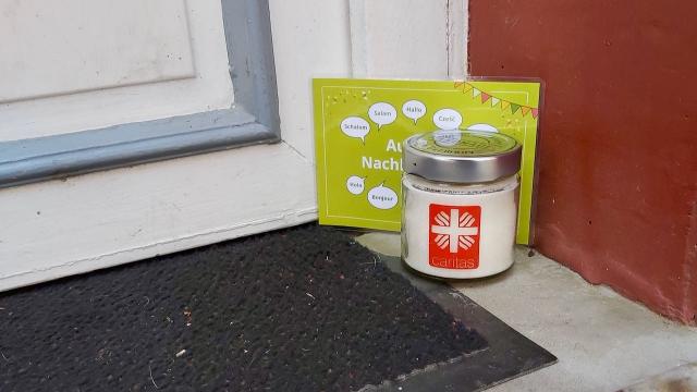 … an manchen Türen wurde der nachbarschaftliche Gruß auf der Schwelle hinterlassen. | Foto: Riemekasten-Remy