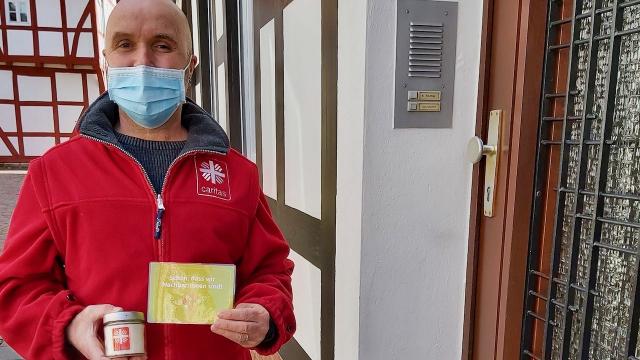 Postkarten und Kerzen verteilte Detlef Gabeler heute an die Nachbarn in der Scharrenstraße in Duderstadt. | Foto: Riemekaten-Remy Postkarten und Kerzen verteilte Detlef Gabeler heute an die Nachbarn in der Scharrenstraße in Duderstadt. | Foto: Riemekaten-Remy