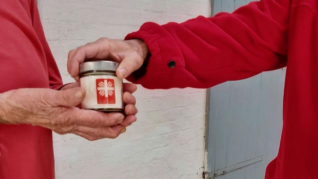 Manche Nachbarn wurden angetroffen und konnten die Kerze gleich in Empfang nehmen … | Foto: Riemekasten-Remy