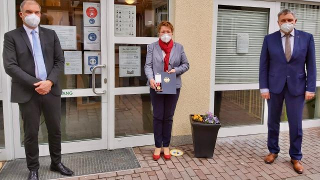 Die Lydia Ballhausen, umrahmt von den Caritas-Vorständen Holger Gatzenmeyer (l.) und Ralf Regenhardt. | Foto: Riemekasten-Remy / Caritas  Die Lydia Ballhausen, umrahmt von den Caritas-Vorständen Holger Gatzenmeyer (l.) und Ralf Regenhardt. | Foto: Riemekasten-Remy / Caritas