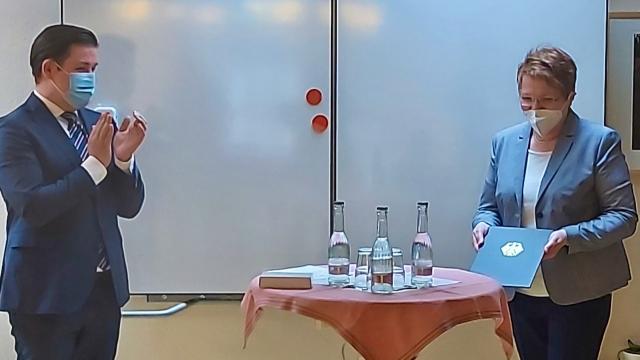 Kreisrat Marcel Riethig gratuliert Lydia Ballhausen | Foto: Riemekasten-Remy / Caritas Kreisrat Marcel Riethig gratuliert Lydia Ballhausen | Foto: Riemekasten-Remy / Caritas