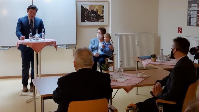 „Sie sind die Idealbesetzung“, sagte Kreisrat Marcel Riethig während der Feierstunde. | Foto: Riemekasten-Remy / Caritas „Sie sind die Idealbesetzung“, sagte Kreisrat Marcel Riethig während der Feierstunde. | Foto: Riemekasten-Remy / Caritas