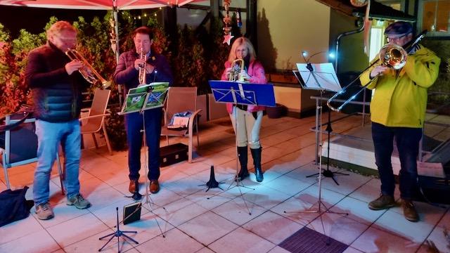 Landrat Marcel Riethig (2.v.l.) spielt beim Konzert auf der LWH-Dachterrasse Trompete. | Foto: Caritas Landrat Marcel Riethig (2.v.l.) spielt beim Konzert auf der LWH-Dachterrasse Trompete. | Foto: Caritas