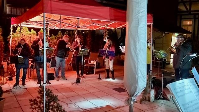 Zwölf Blechblasinstrumente erklingen auf der LWH-Dachterrasse mit adventlichen und weihnachtlichen Melodien. | Foto: Caritas Zwölf Blechblasinstrumente erklingen auf der LWH-Dachterrasse mit adventlichen und weihnachtlichen Melodien. | Foto: Caritas