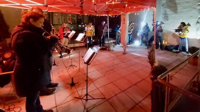 Zwölf Blechblasinstrumente erklingen auf der LWH-Dachterrasse mit adventlichen und weihnachtlichen Melodien. | Foto: Caritas Zwölf Blechblasinstrumente erklingen auf der LWH-Dachterrasse mit adventlichen und weihnachtlichen Melodien. | Foto: Caritas