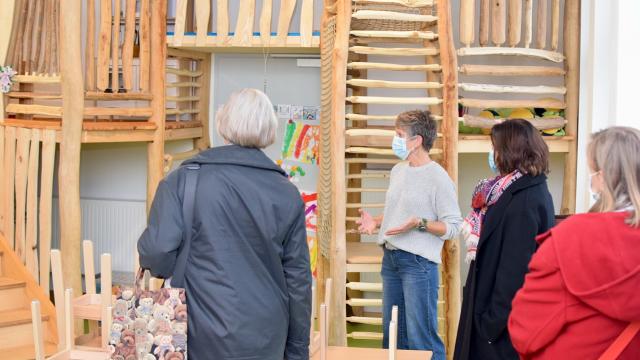 Dagmar Wüstefeld zeigt den Mitgliedern die Räume im Inklusiven Campus. Dagmar Wüstefeld zeigt den Mitgliedern die Räume im Inklusiven Campus.