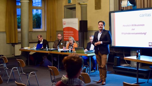 Der gewählte Landrat Marcel Riethig spricht während der Caritas-Mitgliederversammlung ein Grußwort. Der gewählte Landrat Marcel Riethig spricht während der Caritas-Mitgliederversammlung ein Grußwort.