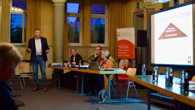 Caritas-Vorstandssprecher Ralf Regenhardt präsentiert den Jahresbericht. Caritas-Vorstandssprecher Ralf Regenhardt präsentiert den Jahresbericht.