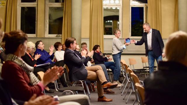 Ralf Regenhardt überreicht Dagmar Wüstefeld stellvertretend für das gesamte Team die Trophäe des Innovationspreises 2021. Ralf Regenhardt überreicht Dagmar Wüstefeld stellvertretend für das gesamte Team die Trophäe des Innovationspreises 2021.