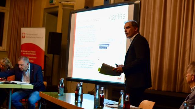 Caritas-Vorstand Holger Gatzenmeyer erläutert die Entwicklung der Finanzen im Caritasverband Südniedersachsen e.V. Caritas-Vorstand Holger Gatzenmeyer erläutert die Entwicklung der Finanzen im Caritasverband Südniedersachsen e.V.