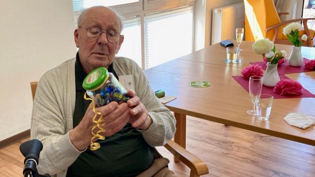 Wie viele Murmeln sind im Glas? Werner Schwiegershausen lag mit seiner Antwort richtig und gewann das Schätzspiel. | Foto: Caritas Südniedersachsen Wie viele Murmeln sind im Glas? Werner Schwiegershausen lag mit seiner Antwort richtig und gewann das Schätzspiel. | Foto: Caritas Südniedersachsen