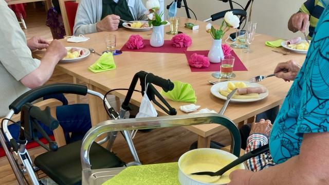 Zum Mittagessen am Jubiläumstag in der Tagespflege St. Vinzenz wurde Spargel gereicht. | Foto: Caritas Südniedersachsen Zum Mittagessen am Jubiläumstag in der Tagespflege St. Vinzenz wurde Spargel gereicht. | Foto: Caritas Südniedersachsen