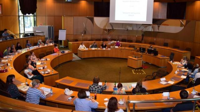 Rund 50 Fachleute aus Kliniken, Beratungsstellen, Rettungsdiensten und den sozialen Diensten in Stadt und Landkreis Göttingen tauschen sich über Vertrauliche Geburt aus. | Foto: Broermann / cps Rund 50 Fachleute aus Kliniken, Beratungsstellen, Rettungsdiensten und den sozialen Diensten in Stadt und Landkreis Göttingen tauschen sich über Vertrauliche Geburt aus. | Foto: Broermann / cps