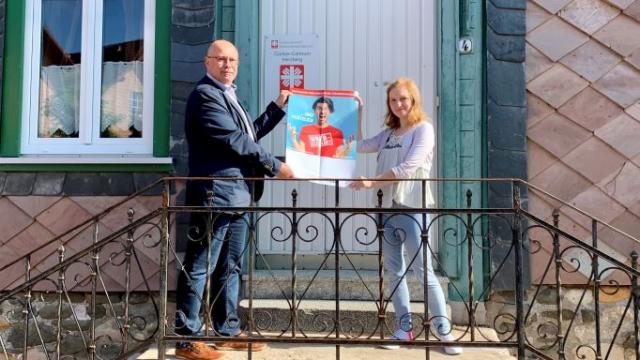 Michael Seifert und Tina Hallemann zeigen das Plakat zur Aktionswoche Schuldnerberatung 2022 vor dem Caritas-Centrum in Herzberg am Harz. | Foto: Caritas Michael Seifert und Tina Hallemann zeigen das Plakat zur Aktionswoche Schuldnerberatung 2022 vor dem Caritas-Centrum in Herzberg am Harz. | Foto: Caritas