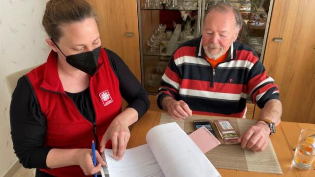 Caritas-Mitarbeiterin Kristina Schmidt besucht und berät von der Flut betroffene Menschen im Ahrtal zu Hause. | Foto: Christiane Böttcher / Caritas Caritas-Mitarbeiterin Kristina Schmidt besucht und berät von der Flut betroffene Menschen im Ahrtal zu Hause. | Foto: Christiane Böttcher / Caritas
