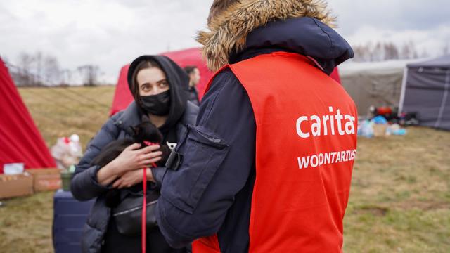 Die polnische Caritas verteilt Hilfspakete an Geflüchtete. Darin befinden sich Nahrungsmittel, warme Kleidung und Hygieneartikel. | Foto: Caritas Polen Die polnische Caritas verteilt Hilfspakete an Geflüchtete. Darin befinden sich Nahrungsmittel, warme Kleidung und Hygieneartikel. | Foto: Caritas Polen