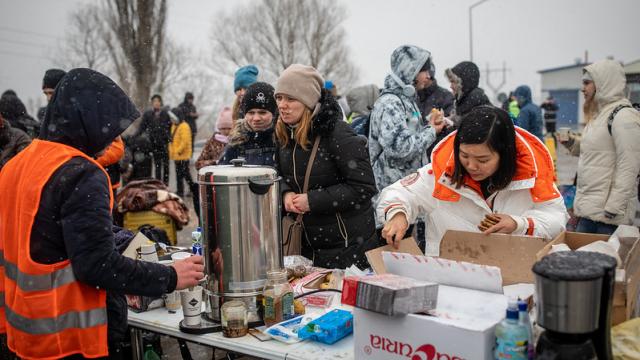 An der moldauisch-ukrainischen Grenze kommen täglich Hunderte bis Tausende von Menschen auf der Suche nach Sicherheit in die Republik Moldau (Moldawien) - so wie hier am Grenzübergang Palanca. | Foto: Marijn Fidder / Caritas international An der moldauisch-ukrainischen Grenze kommen täglich Hunderte bis Tausende von Menschen auf der Suche nach Sicherheit in die Republik Moldau (Moldawien) - so wie hier am Grenzübergang Palanca. | Foto: Marijn Fidder / Caritas international