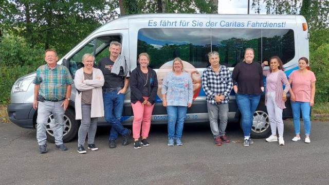 Freuen sich über das erfolgreiche Sicherheitstraining (von links): Sigfried Storch (Verkehrswacht), Miriam Hermann (Tagesstätte St. Raphael), Uwe Pohl (Fahrdienst), Katrin Schmidt (Tagespflege St. Vinzenz), Anette Klie-Senge (Tagespflege Duderstadt), Robert Osburg (Fahrdienst), Vera Rodenstock (Inklusiver Campus), Lucia Kirscht (Flüchtlingssozialarbeit), Corinna Jacobi (FAIRKAUF-Laden). | Foto: Regina Schmidt / Caritas Freuen sich über das erfolgreiche Sicherheitstraining (von links): Sigfried Storch (Verkehrswacht), Miriam Hermann (Tagesstätte St. Raphael), Uwe Pohl (Fahrdienst), Katrin Schmidt (Tagespflege St. Vinzenz), Anette Klie-Senge (Tagespflege Duderstadt), Robert Osburg (Fahrdienst), Vera Rodenstock (Inklusiver Campus), Lucia Kirscht (Flüchtlingssozialarbeit), Corinna Jacobi (FAIRKAUF-Laden). | Foto: Regina Schmidt / Caritas