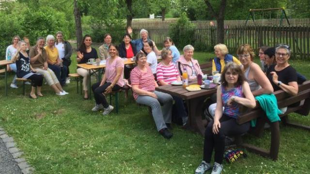 Zum Open-Air-Frühstück mit dem Café Grenzenlos kamen zahlreiche Frauen im LNS-Gelände zusammen. | Foto: Caritas Zum Open-Air-Frühstück mit dem Café Grenzenlos kamen zahlreiche Frauen im LNS-Gelände zusammen. | Foto: Caritas