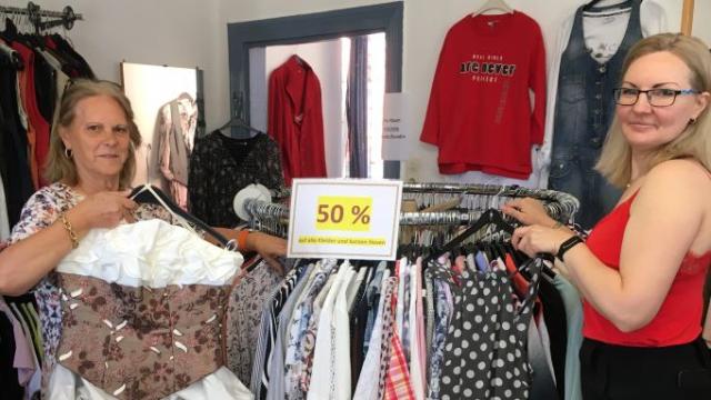 Maria-Luisa Strüber (l.) und Helena Efimov sortieren im FAIRKAUF-Laden die Ware für den Sommerschlussverkauf 2022. | Foto: Corinna Jacobi / Caritas Maria-Luisa Strüber (l.) und Helena Efimov sortieren im FAIRKAUF-Laden die Ware für den Sommerschlussverkauf 2022. | Foto: Corinna Jacobi / Caritas