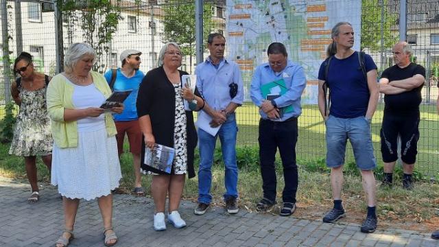 Sozialdezernentin Anja Kraus (vorne links) sieht sich ein erstes Druckexemplar der neuen Broschüre an. | Foto: Maria Weiss / Caritas