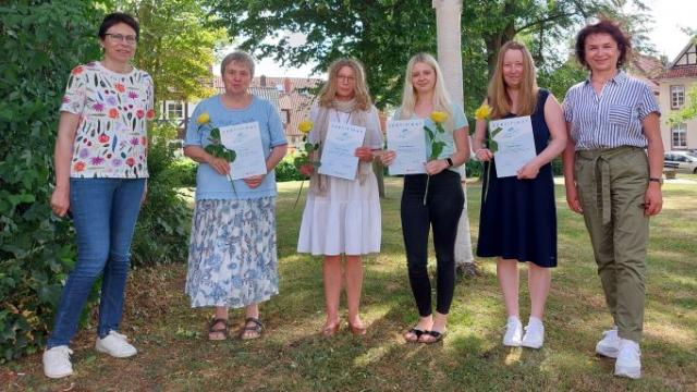 Glücklich über die erfolgreiche Erziehungslotsinnen-Schulung (von links): Martina Kautz, Präsidentin Soroptimistinnen Einbeck, Ingrid Voß, Bianca Mädge, Nicole Begunov und Claudia Rohlf mit ihren Zertifikaten sowie Ausbildungsleiterin Mathilde Henke aus dem Caritas-Centrum Northeim. | Foto: Caritas Northeim Glücklich über die erfolgreiche Erziehungslotsinnen-Schulung (von links): Martina Kautz, Präsidentin Soroptimistinnen Einbeck, Ingrid Voß, Bianca Mädge, Nicole Begunov und Claudia Rohlf mit ihren Zertifikaten sowie Ausbildungsleiterin Mathilde Henke aus dem Caritas-Centrum Northeim. | Foto: Caritas Northeim